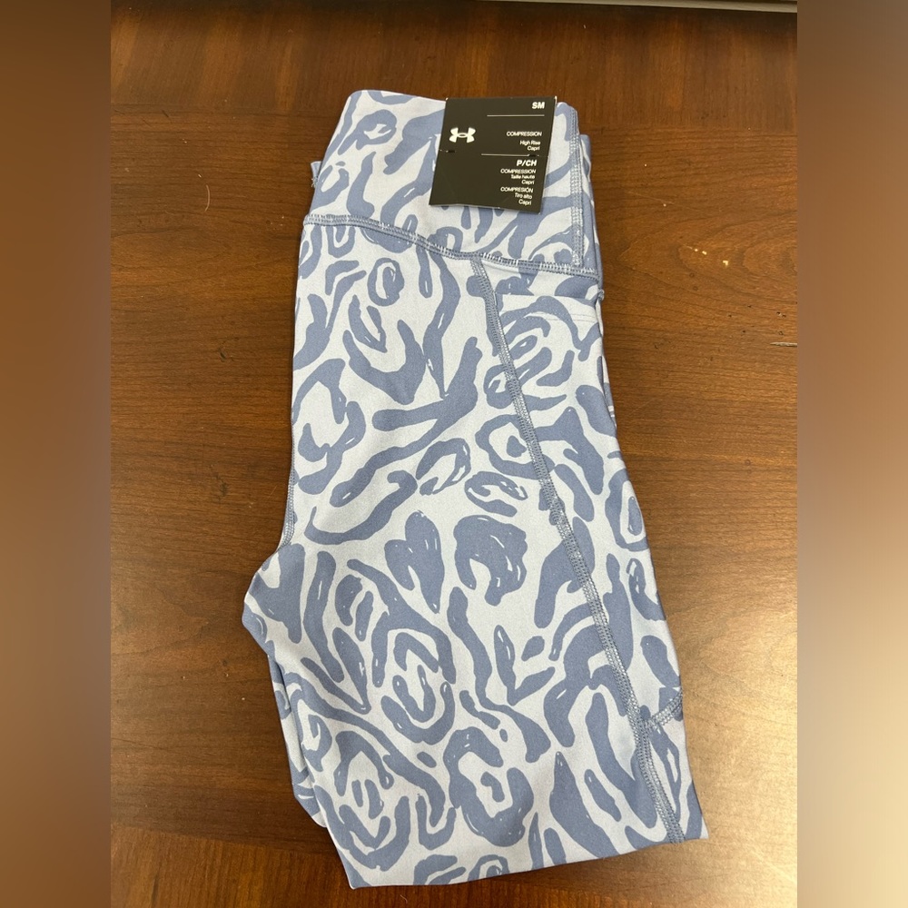 Under Armour No-Slip Waistband Tonal Print Capris Size Small